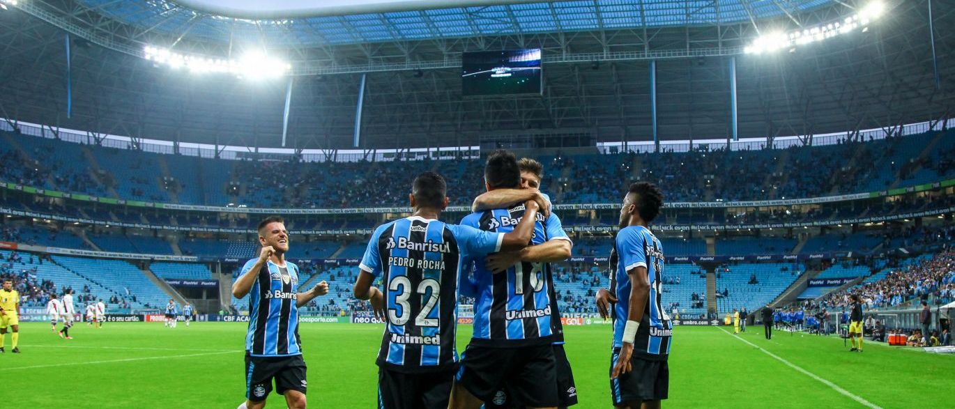 Grêmio se aproveita de pênalti ‘infantil’, bate Vasco e cola no líder