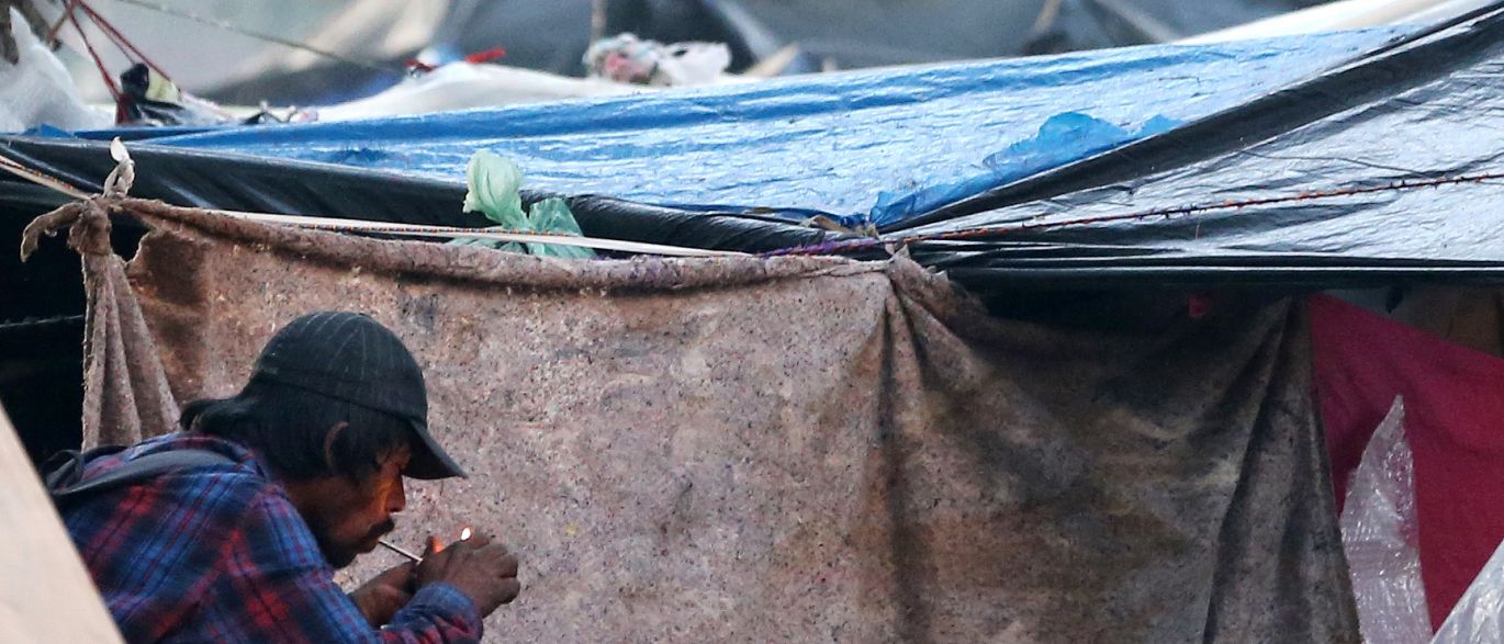 Com fome e frio, usuários desistem de ação de Doria na Cracolândia