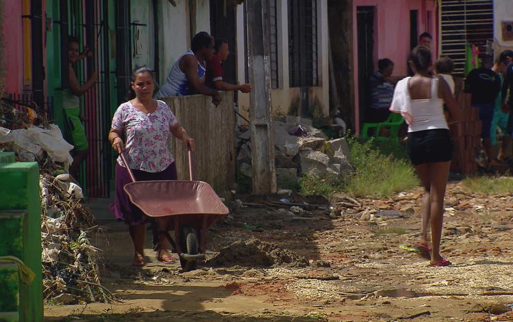 Moradores de Rio Formoso limpam casas e ruas após enchentes que destruíram o município