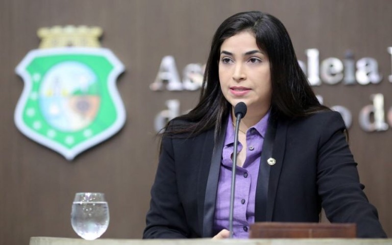 Prefeita de Icó é cercada por manifestação cobrando salário atrasado de servidores