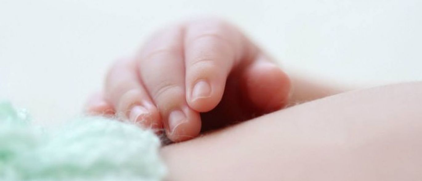 Laudo médico revela que bebê baleado na barriga da mãe está paraplégico