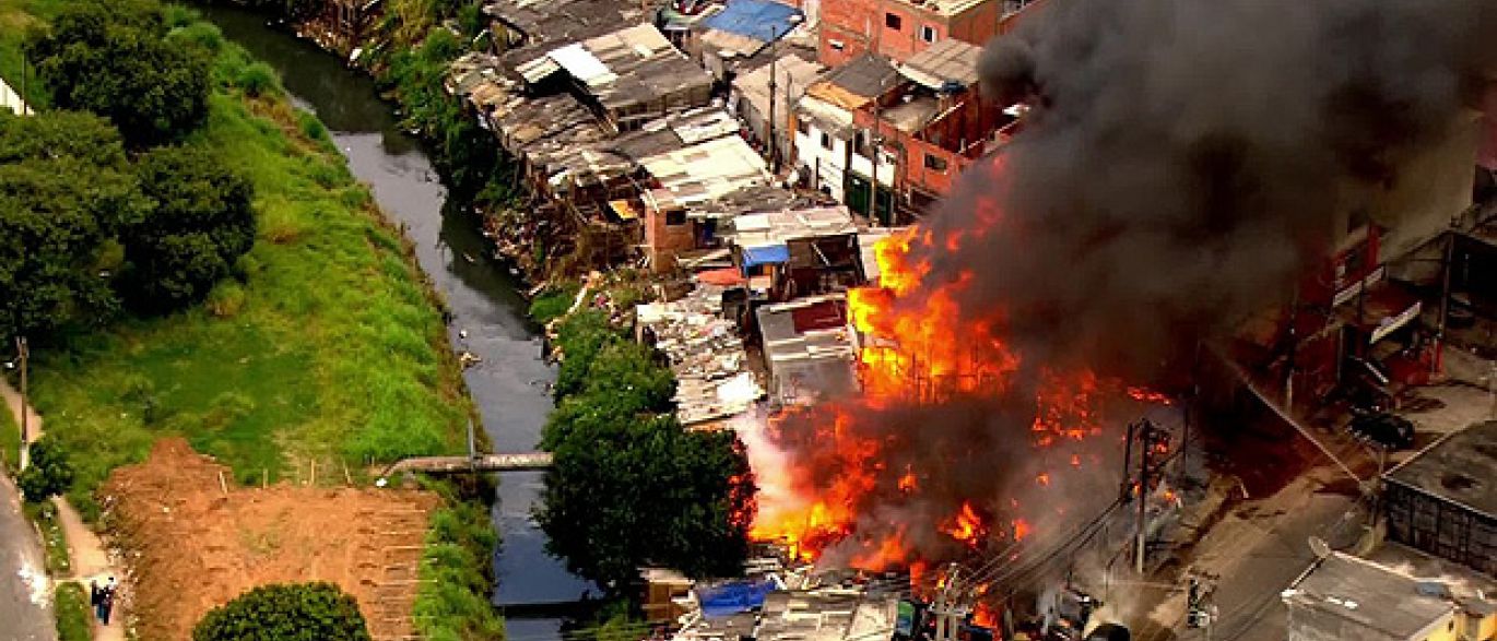 Incêndio atinge favela e destrói carro e barracos em Osasco
