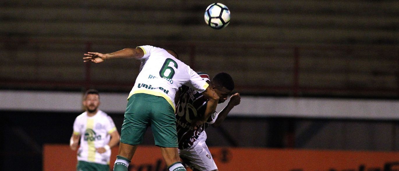 Chape faz gol polêmico, mas Fluminense arranca empate nos acréscimos