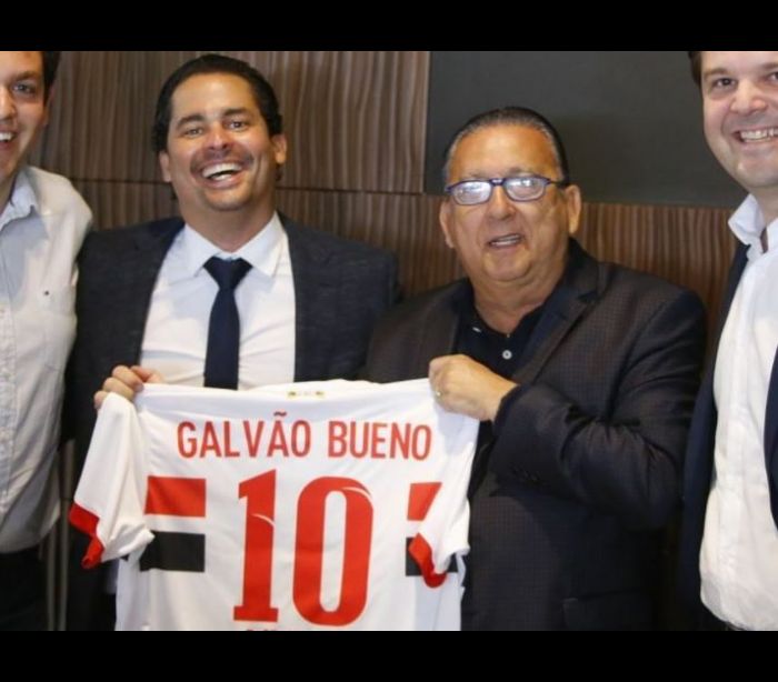 Galvão Bueno ganha camisa de clube paulista