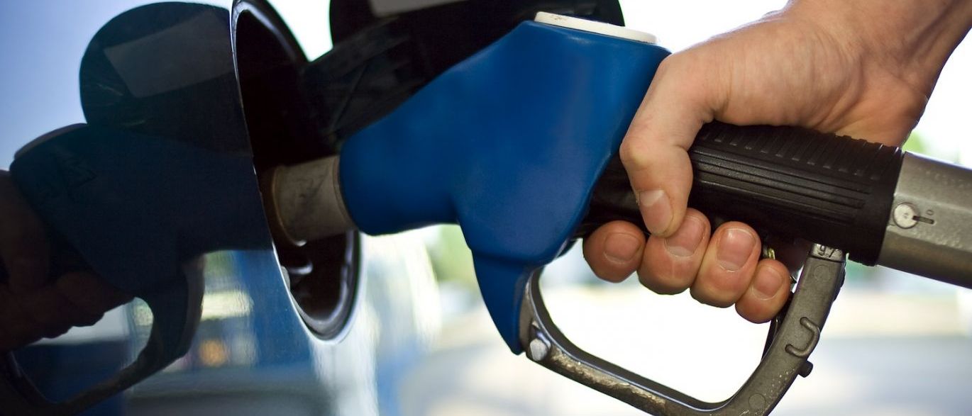 Três dias após anunciar queda, Petrobras sobe preços da gasolina