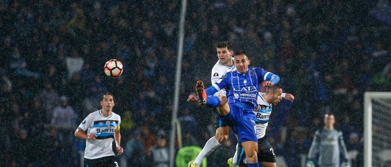 Grêmio faz gol-relâmpago, vence Godoy Cruz e fica perto das quartas
