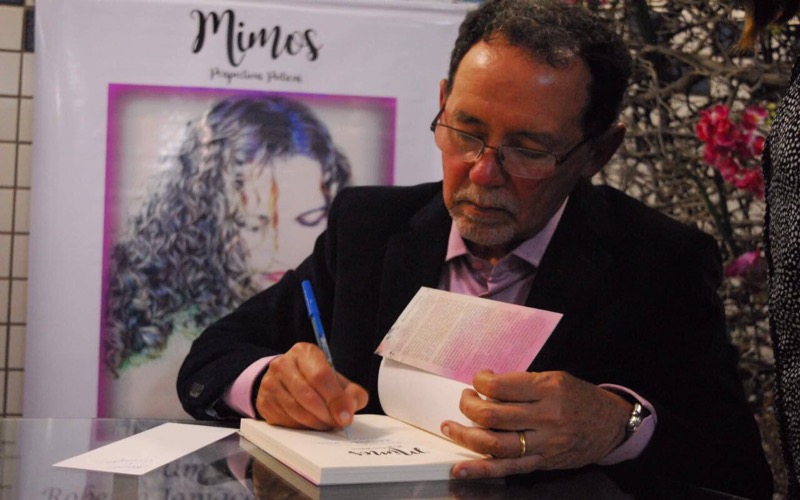 Crato – Administração municipal prestigia lançamento do livro Mimos- perspectivas poéticas, de Roberto Jamacaru