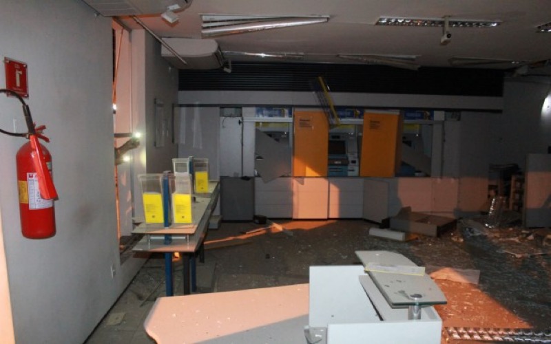 Homens armados invadem Ipueiras e explodem agência do Banco do Brasil na madrugada