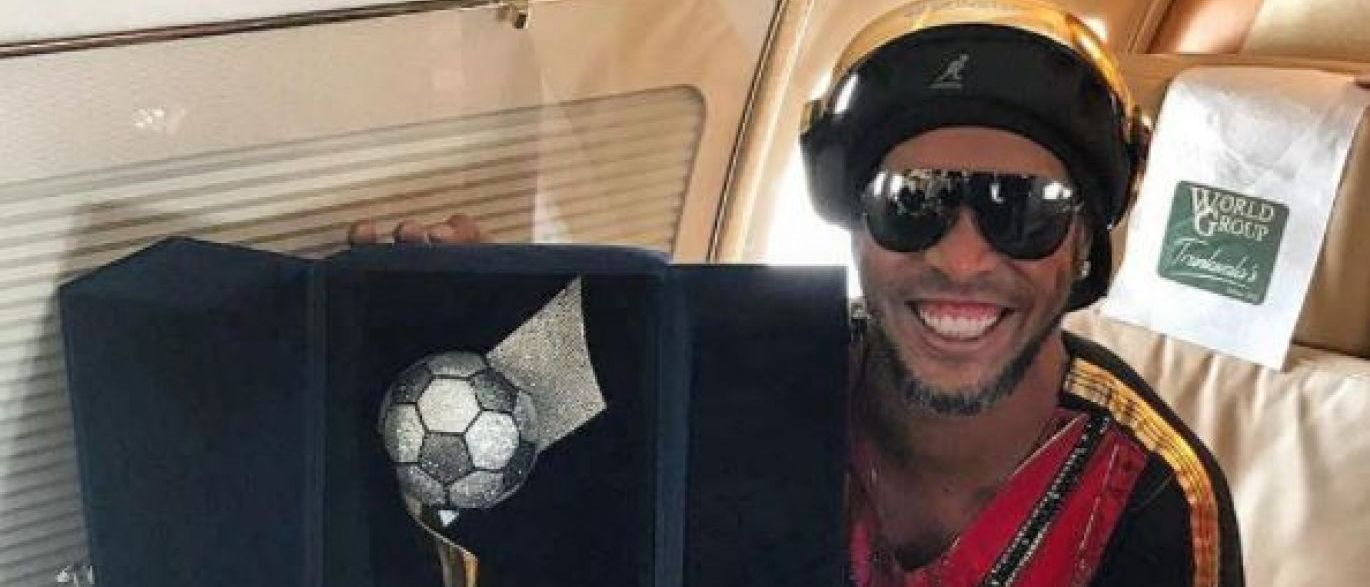 Ronaldinho Gaúcho perde pênalti em partida contra time de Ryan Giggs
