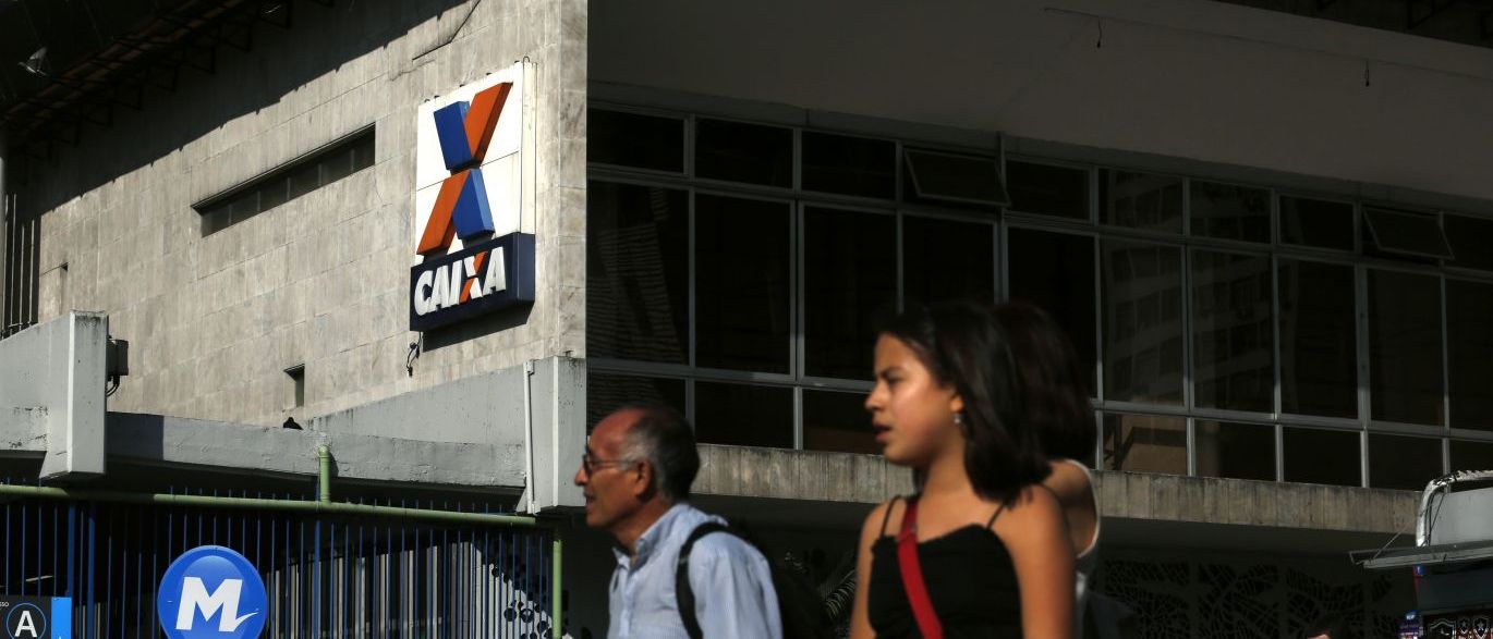 Agências da Caixa abrem mais cedo nesta segunda para saques do FGTS