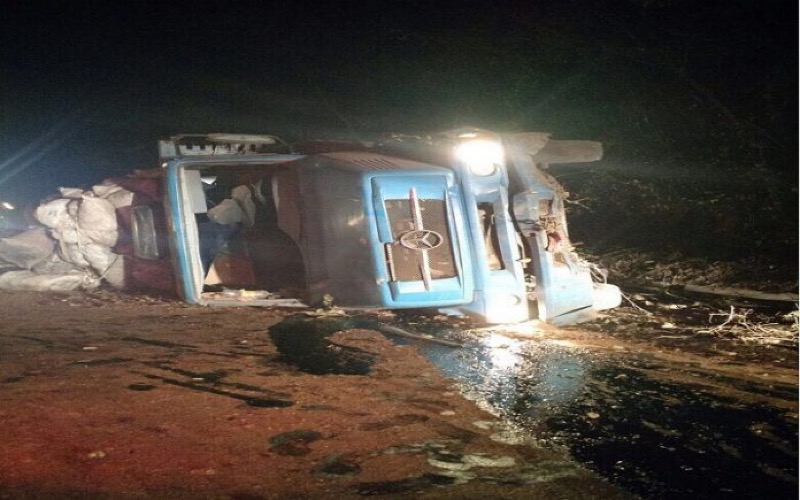 Caminhão tomba deixando 3 feridos em Barbalha-CE