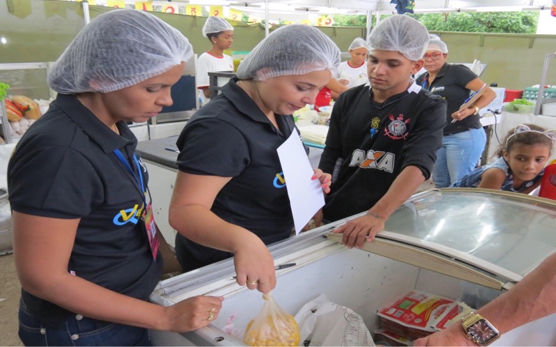 Crato – Vigilância sanitária visita barracas na Expocrato orientando para as boas práticas de manipulação de alimentos