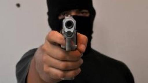 Encapuzados invadem escola, rendem vigilante e roubam alunos e professores na Zona da Mata de PE