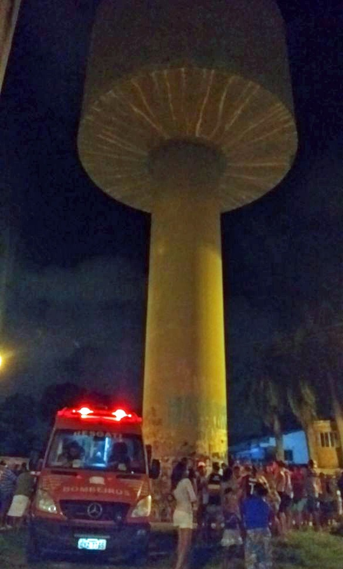 Garoto de 12 anos tenta tirar selfie e fica ferido ao cair de reservatório de água no Grande Recife