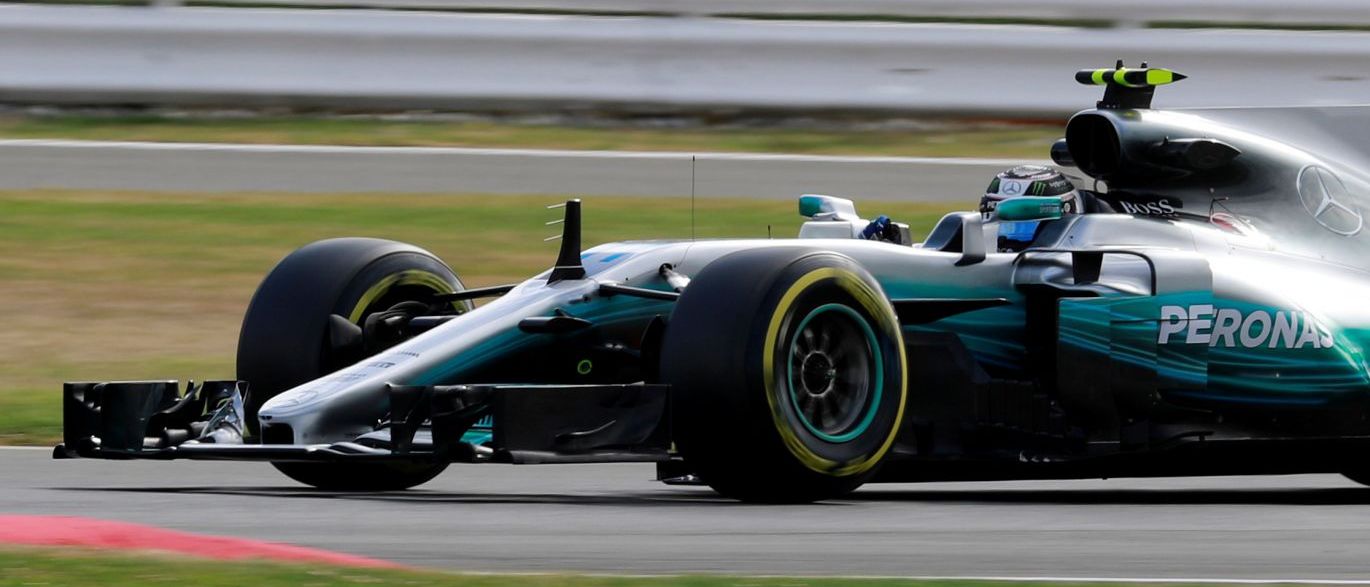 Em treino marcado por estreia de escudo, Bottas lidera na Inglaterra