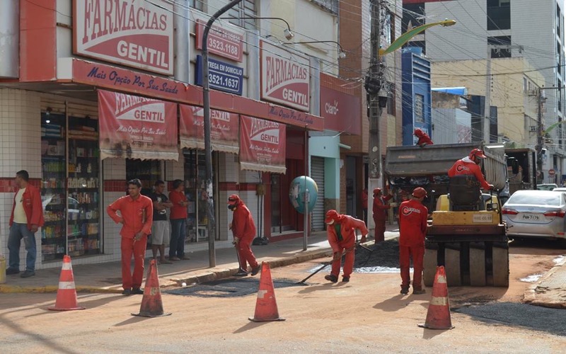 Secretaria de Infraestrutura realiza reparos no centro de Crato