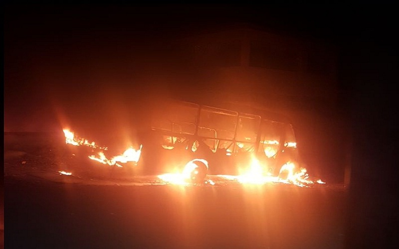 Ônibus escolar é alvo de possível incêndio criminoso em Santana do Cariri