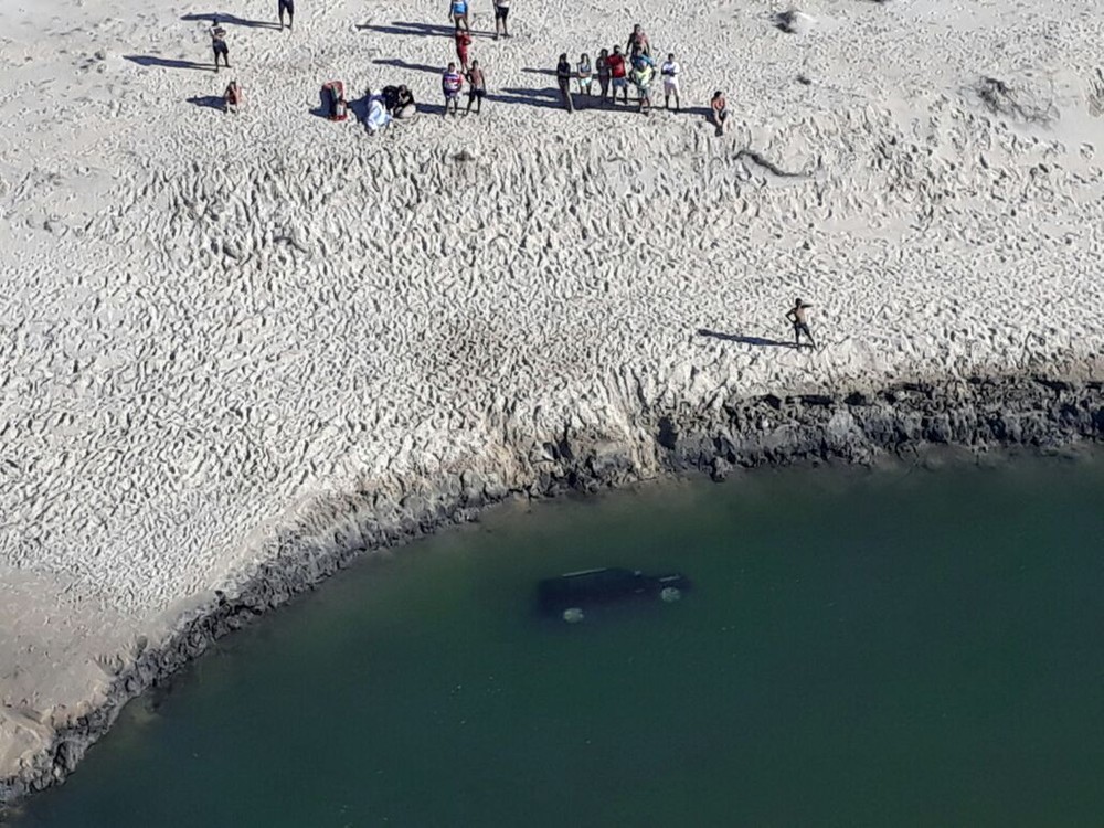 Carro cai em rio no Ceará após deslocamento de areia, e mulher morre afogada