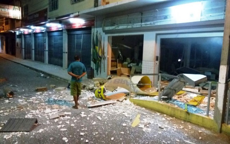 Quadrilhas atacam e explodem dois bancos no Interior na madrugada desta quinta-feira