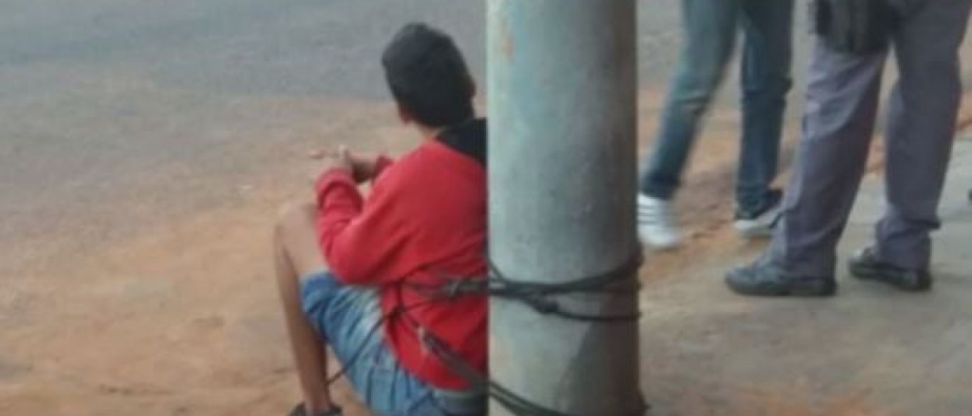 Pai amarra filho adolescente à poste em São Paulo