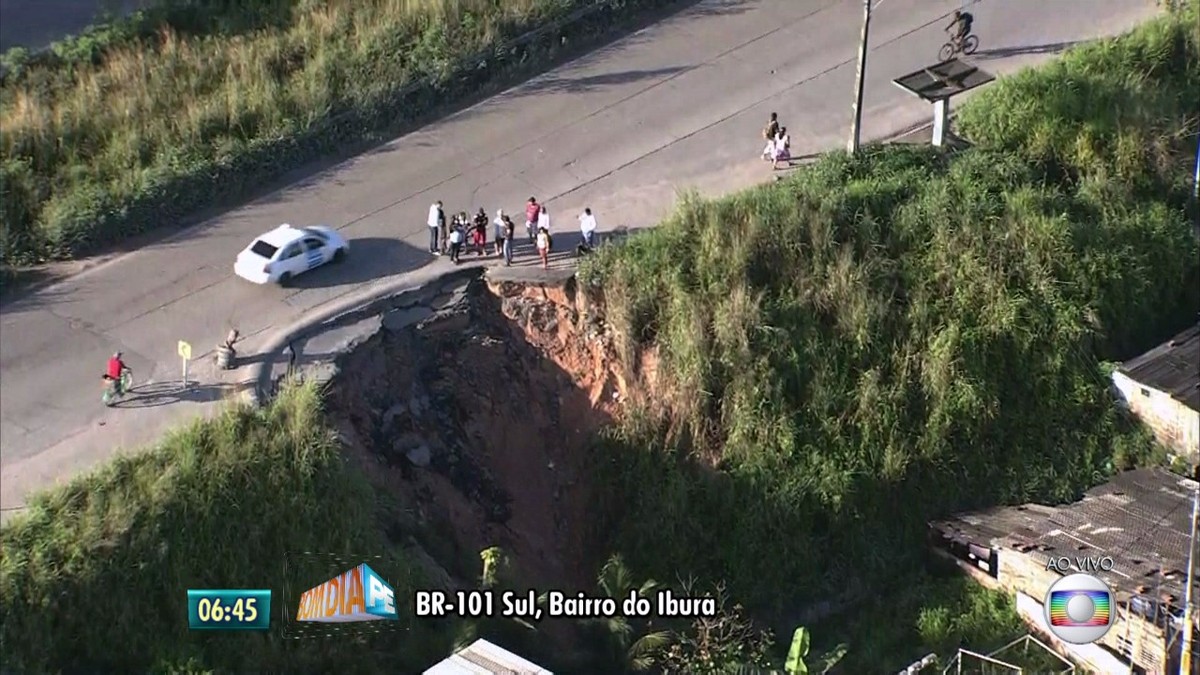 Cratera põe em risco motoristas e pedestres em rodovia federal na Zona Sul do Recife