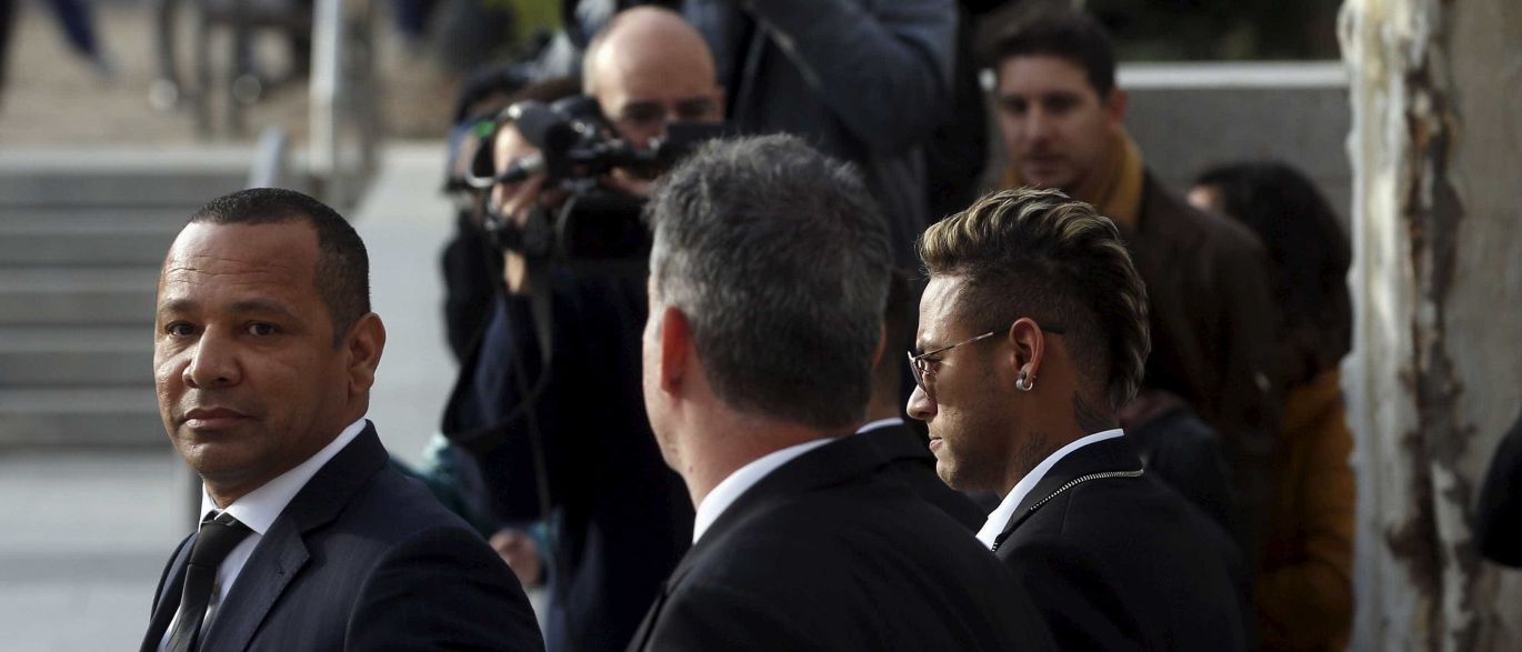 Pai é escudo e maior crítico de Neymar