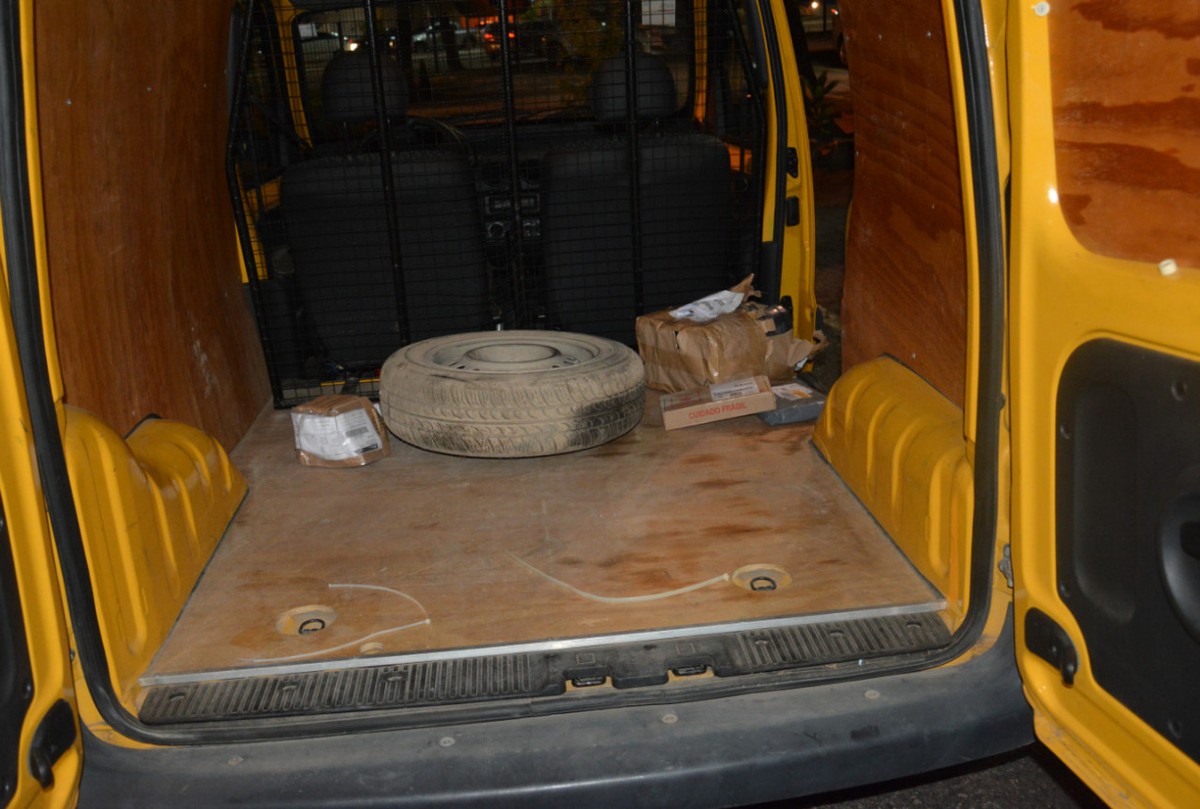 Dupla algema funcionários na mala de carro e rouba mercadorias transportadas pelos Correios em Olinda