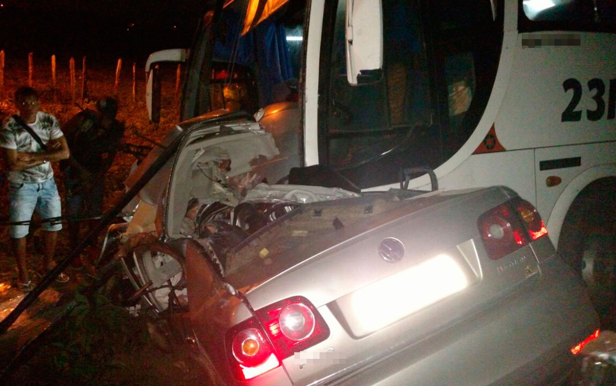 Casal fica preso às ferragens e morre em batida com ônibus na BA-046, no recôncavo baiano