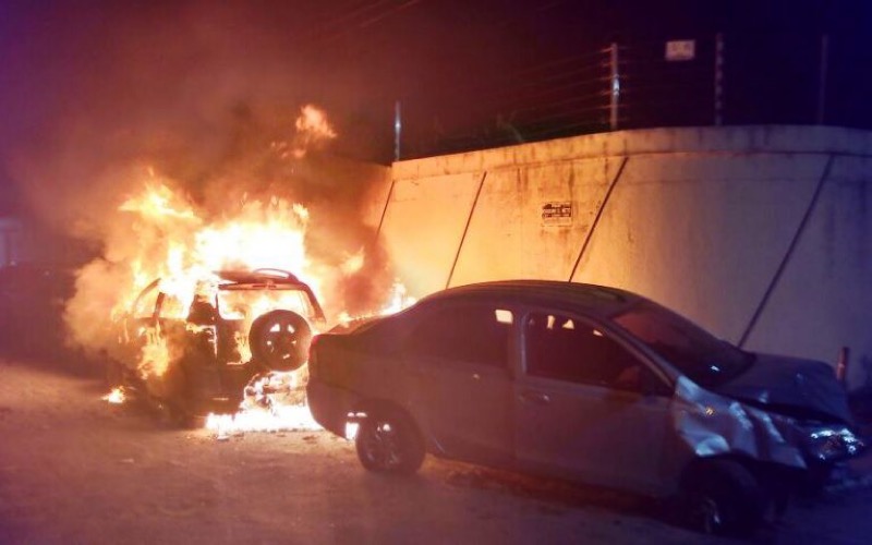 Bandidos atacam delegacia de Polícia de Horizonte e incendeiam carros apreendidos