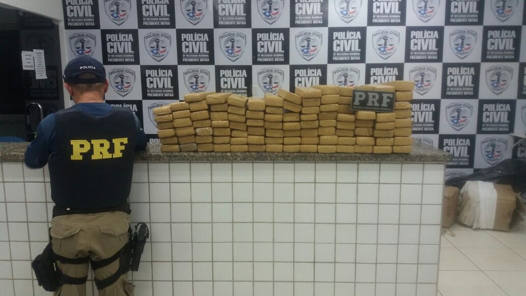 PRF prende dois homens e apreende 100 Kg de maconha