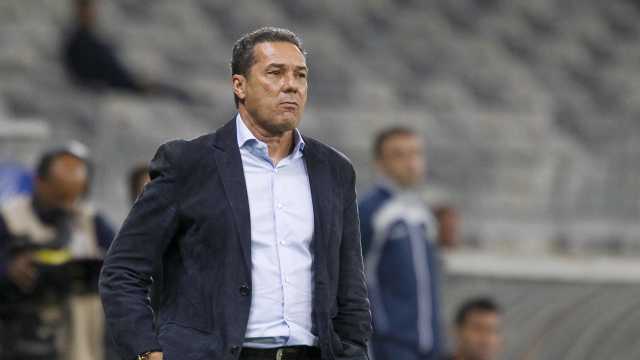 Luxemburgo defende Jair Ventura e pede regras para estrangeiros