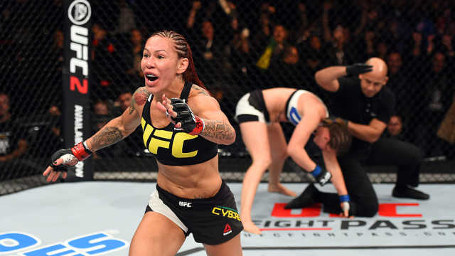 Cris Cyborg cutuca UFC e vê cinturão como resposta a Dana White