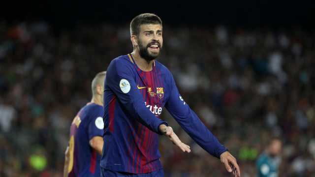 Piqué sente dores e vira dúvida para estreia do Barcelona no Espanhol