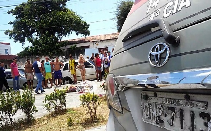 Ousadia do crime: bandidos matam jovem no portão de entrada de quartel da PM