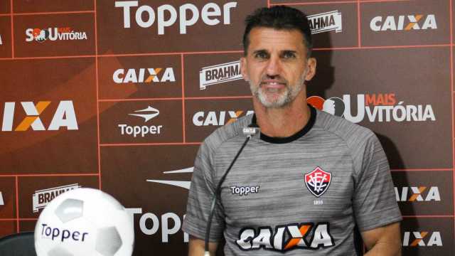 Técnico do Vitória se irrita com jornalista e ironiza: ‘É corintiano’