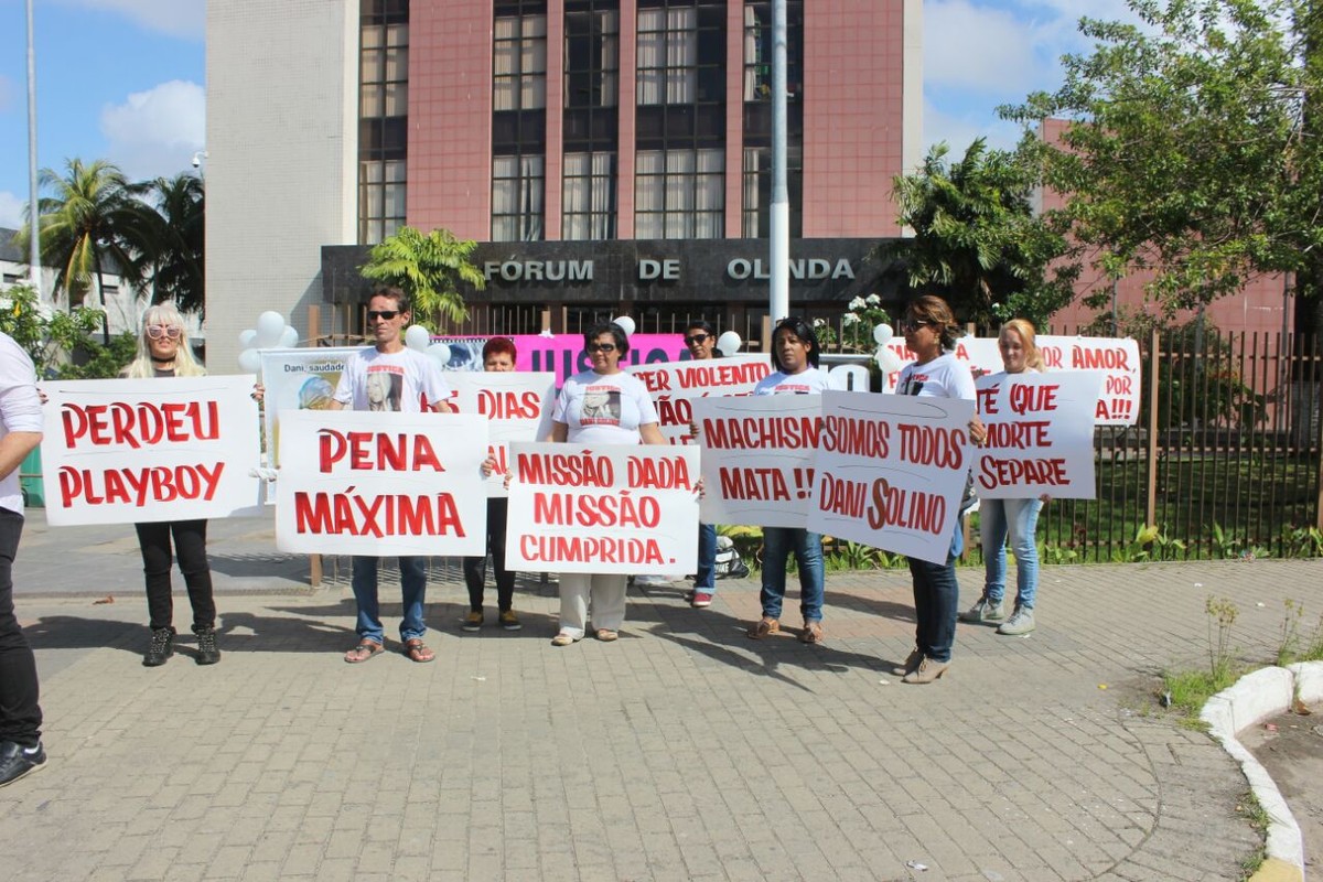 Protesto marca julgamento de acusado de matar modelo e manter enteado refém em Olinda