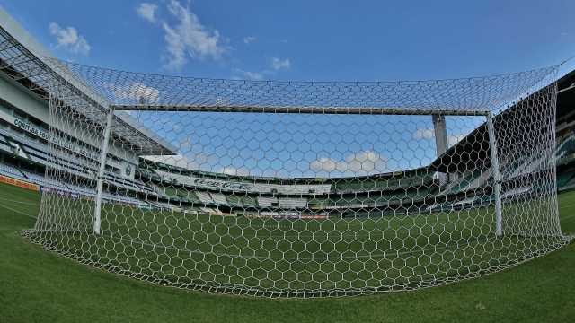Embalado após vencer o líder, Vitória pega o Coritiba nesta segunda