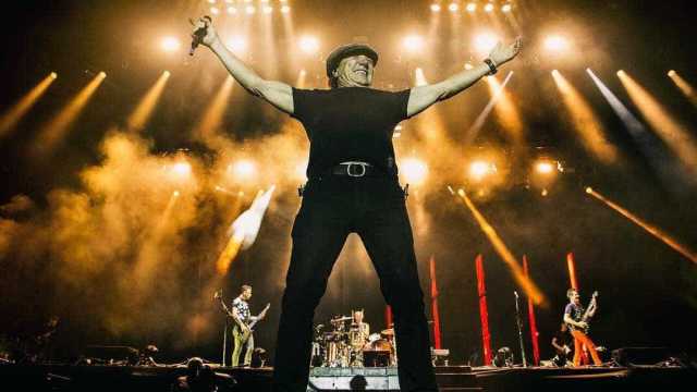 Vocalista do AC/DC volta aos palcos após um ano e meio afastado