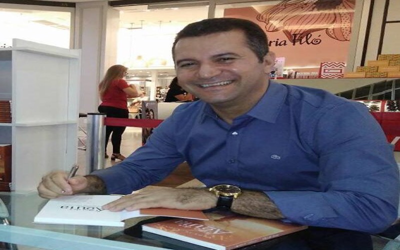 Autor caririense autografa na Bienal do Rio de Janeiro