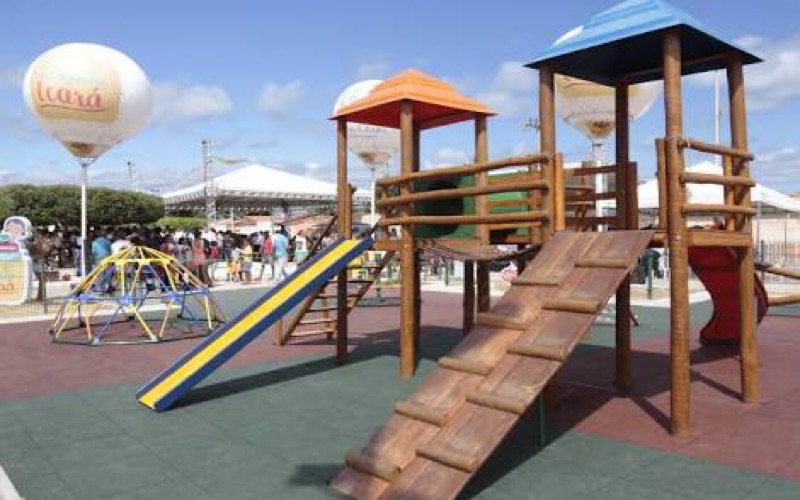 Primeira-dama do estado realiza entrega Brinquedopraças em Jucás e Araripe