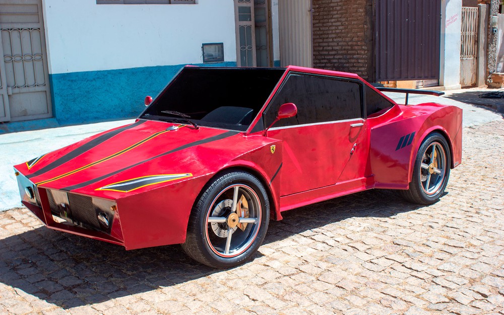 Jovem investe R$ 6 mil e cria ‘Ferrari’ artesanal no interior da Bahia