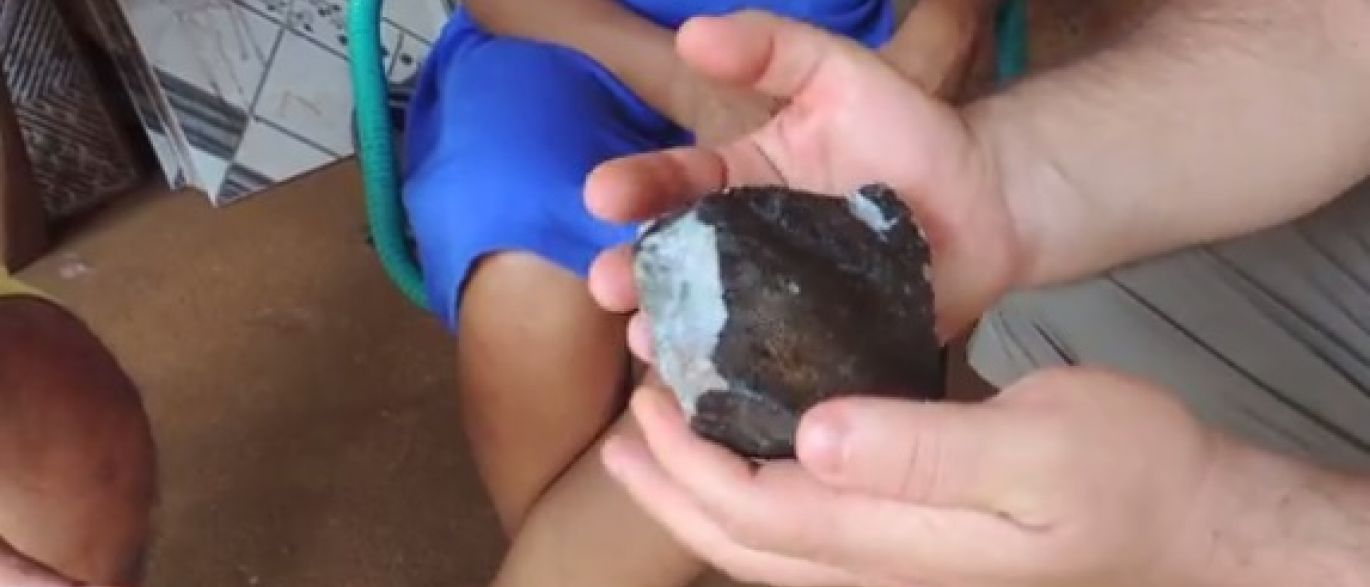 Meteorito raro cai perto de escola e é resgatado por pesquisador