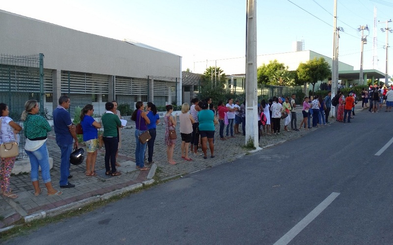 População de Tauá enfrenta fila quilométrica para marcar consultas em Policlínica