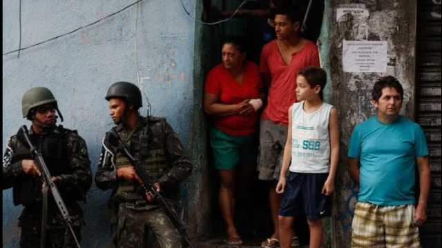 Moradores da Rocinha denunciam invasões, agressões e roubos por agentes
