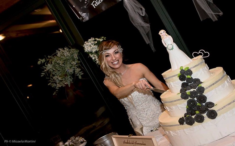 Solteira, mulher faz casamento sem noivo para realizar sonho