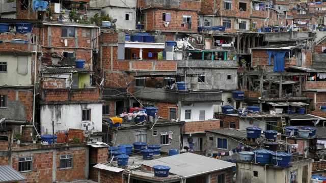 Crivella visita ‘guerra da Rocinha’ e enfrenta cobrança de moradores