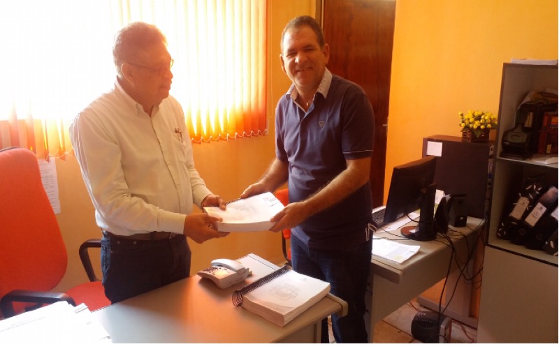 Prefeito Mano Morais entrega pessoalmente PPA na Câmara Municipal