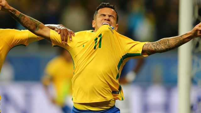 CBF tenta dobrar sua receita com transmissão de jogos do Brasil