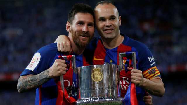 Iniesta desmente presidente do Barcelona e nega acordo por renovação