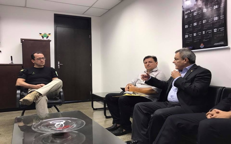 Prefeito leva ao secretário André Costa demanda por segurança em Várzea Alegre
